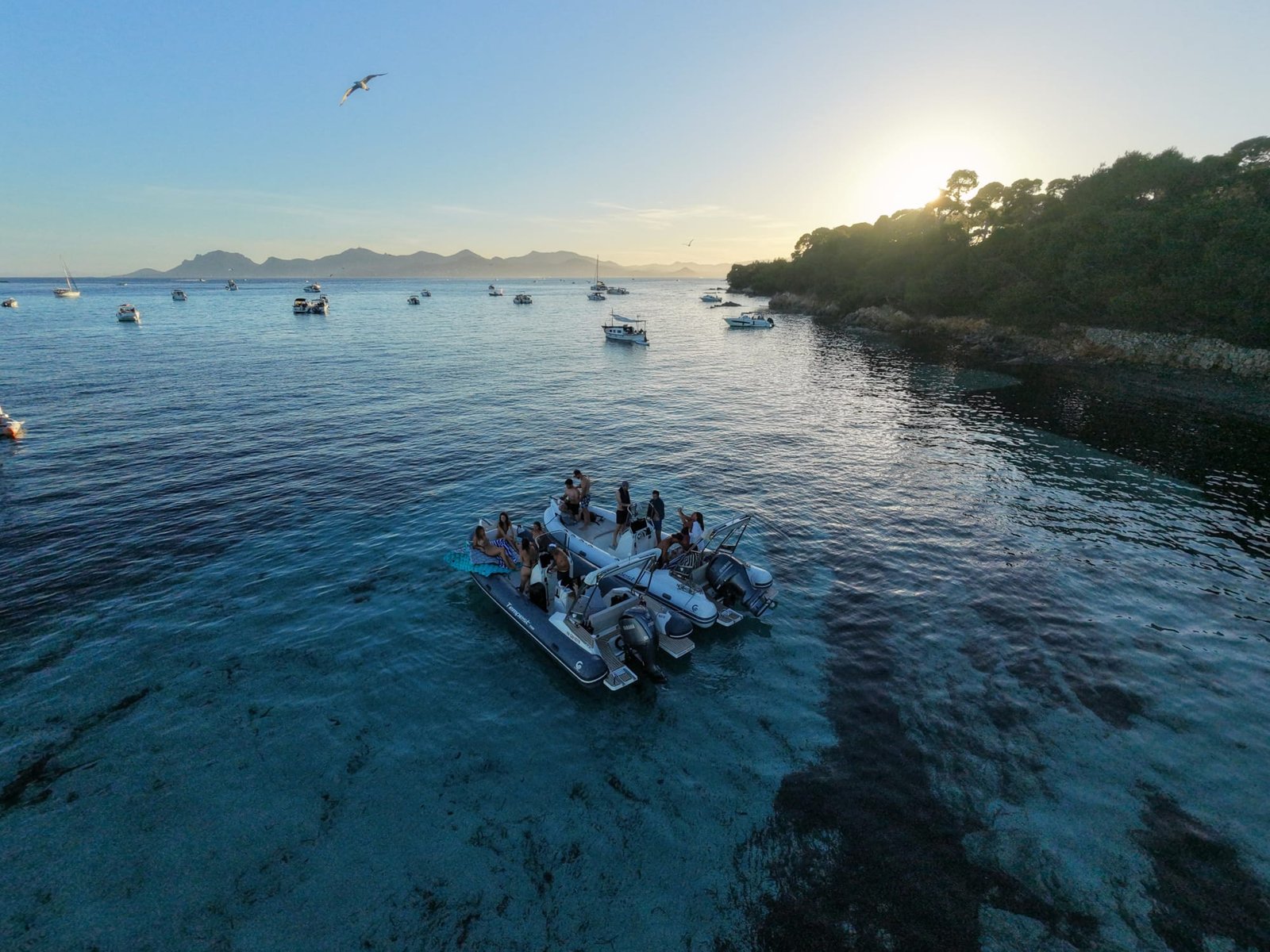 Bateau vu du ciel sur une eau turquoise