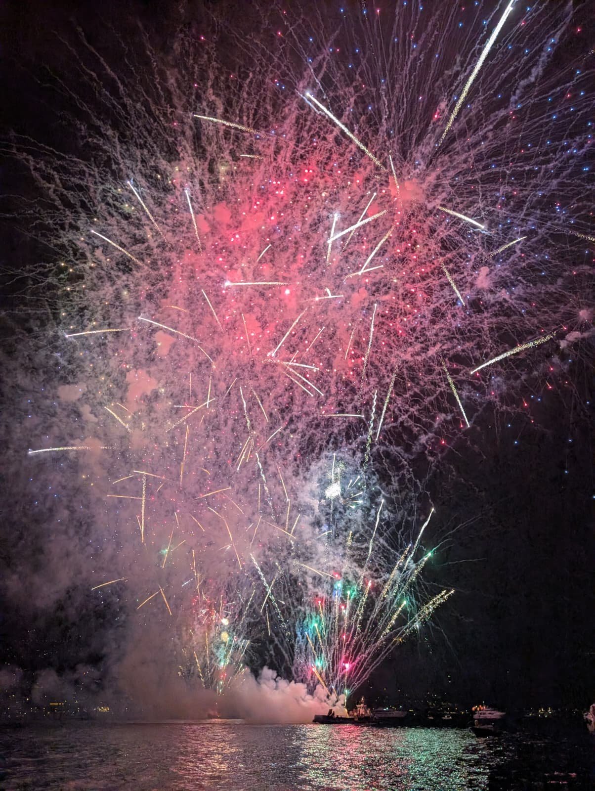 Feux d'artifice au-dessus de la mer