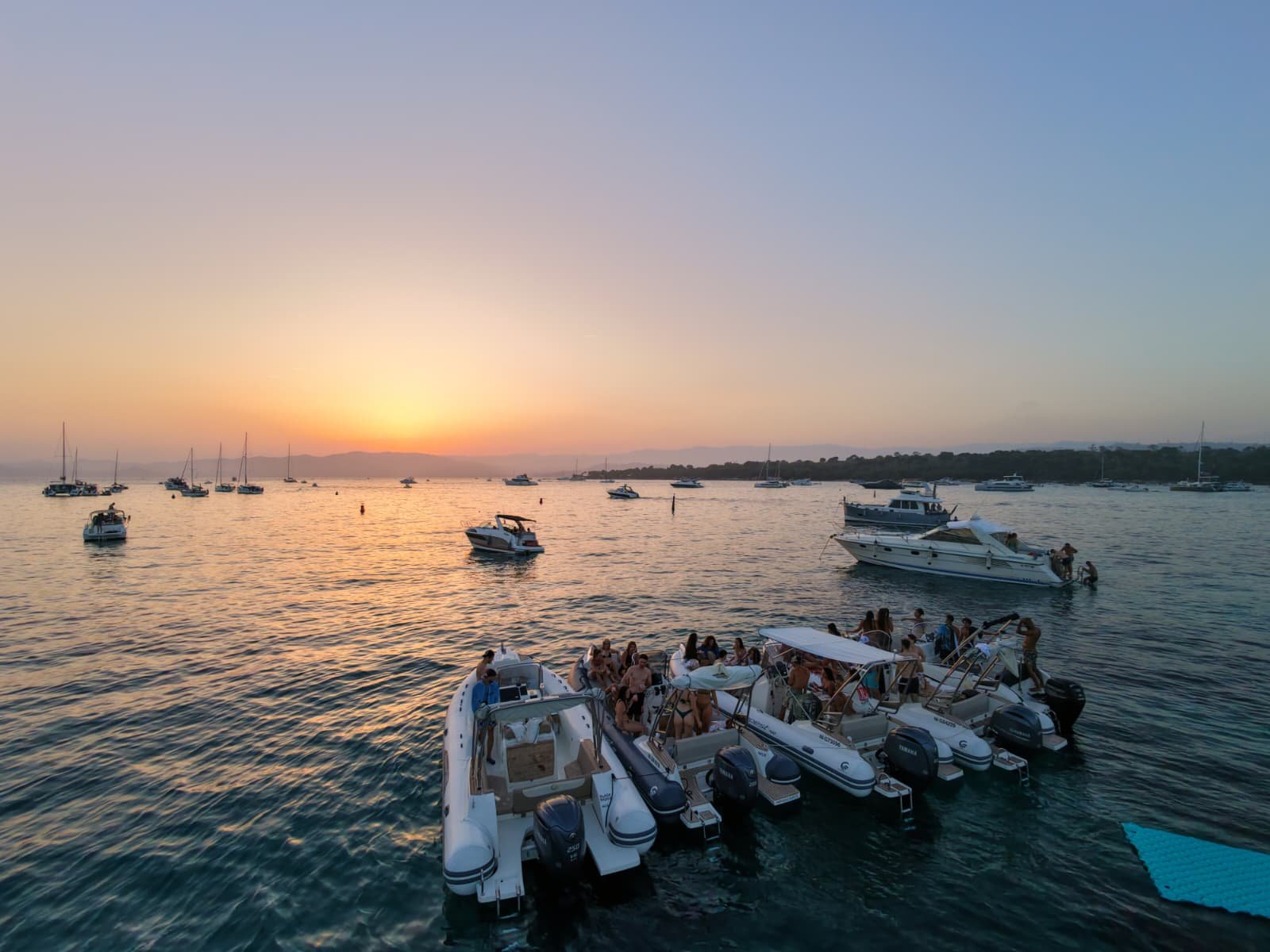 Voilier au coucher du soleil sur la Méditerranée